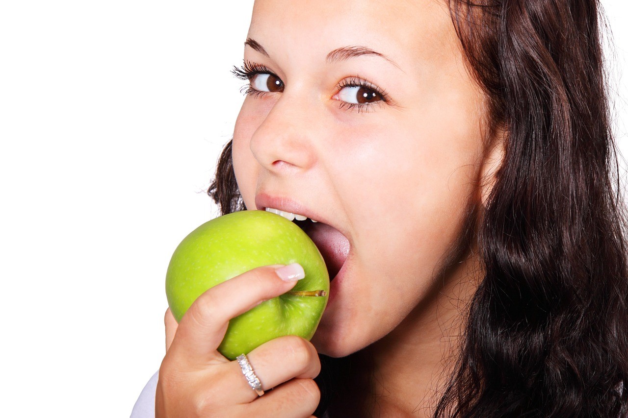 girl eating apple, Sioux City dentist